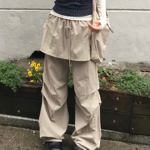 모어댄슈가 크럼블 나일론 스트링 핀턱 와이드 조거 팬츠 베이지