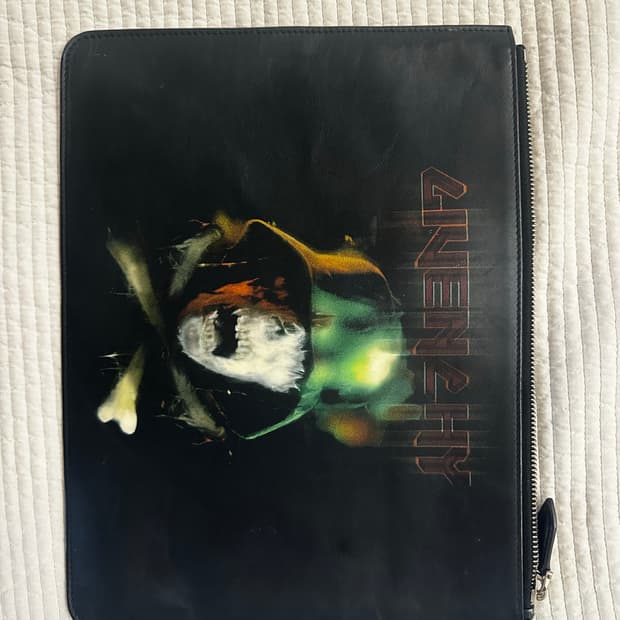 지방시 해골 클러치