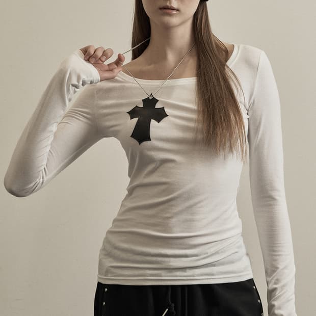 일리오 화이트 폭스 레더 크로스 넥클리스 탑