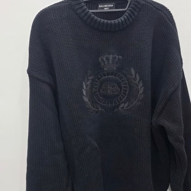 *발렌시아가(Balenciaga)의 'BB  로고 자수 니트스웨터