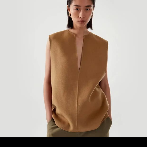 코스 COS 브이넥 슬리브리스 탑 울베스트 32