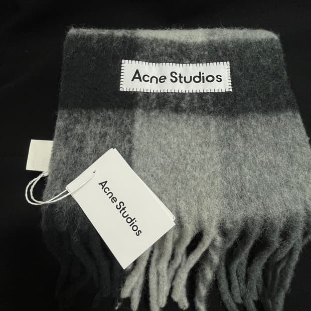 아크네 스튜디오 모헤어 다크 블랙 그레이 머플러