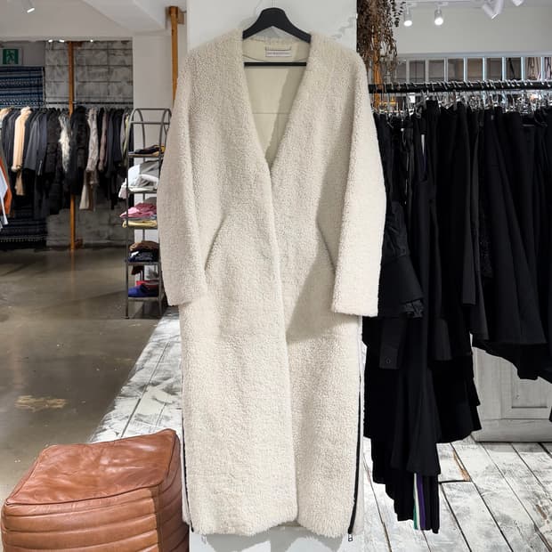 이네스앤마샬 아이보리 노카라 사이드 지퍼 테디 코트