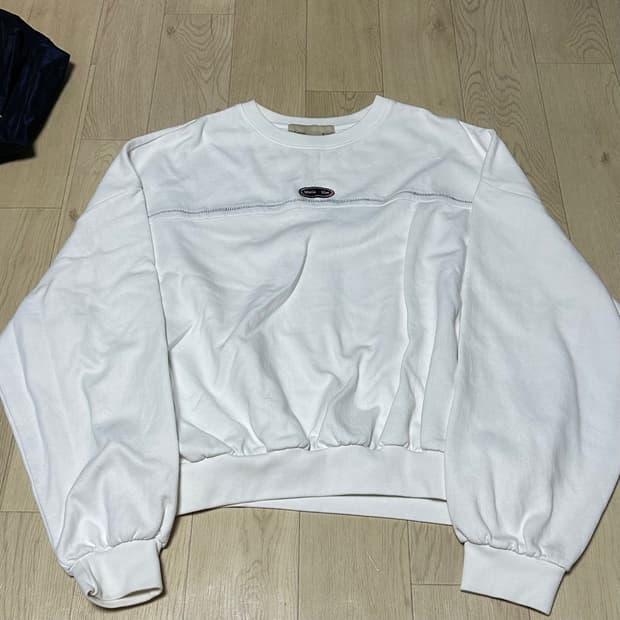 마뗑킴 센터로고 화이트 맨투맨