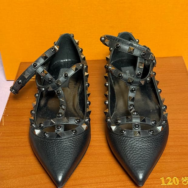 발렌티노 락스터드 플랫슈즈