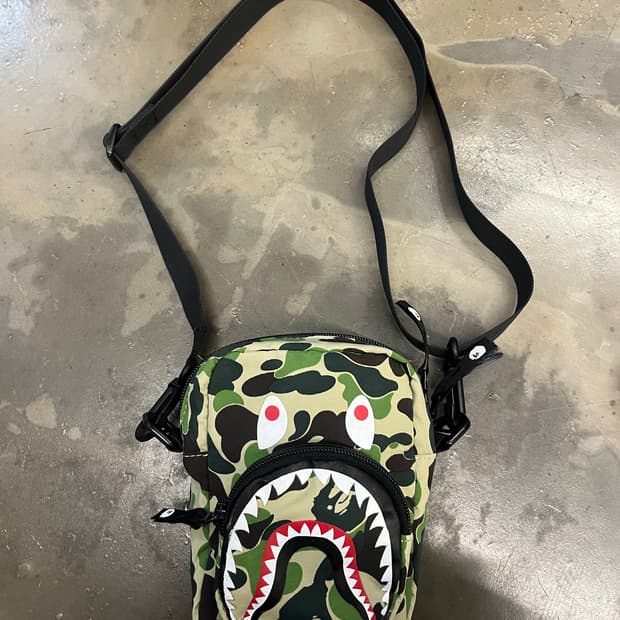 베이프 샤크 미니 크로스백 