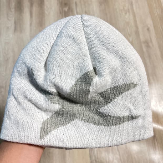 더콜디스트모먼트 스타피쉬 비니 화이트