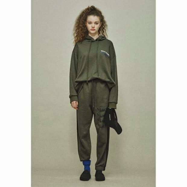 럭키마르쉐 로고 프린트 조거 팬츠