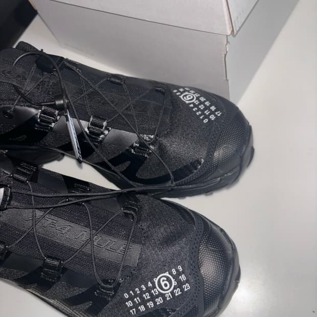 살로몬 x MM6 메종 마르지엘라 XT-4 뮬 블랙 265