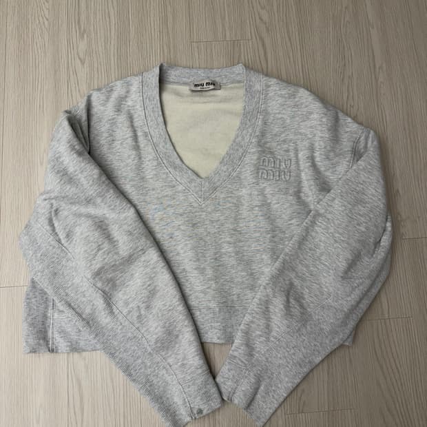 미우미우 크롭 스웻셔츠