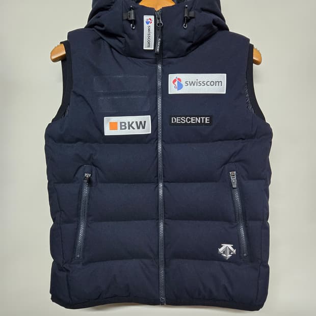 데상트 스위스 스키팀 패딩  조끼 네이비 후드 S