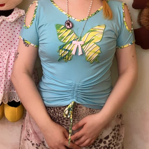 jpn 나비 어깨트임 셔링 티셔츠