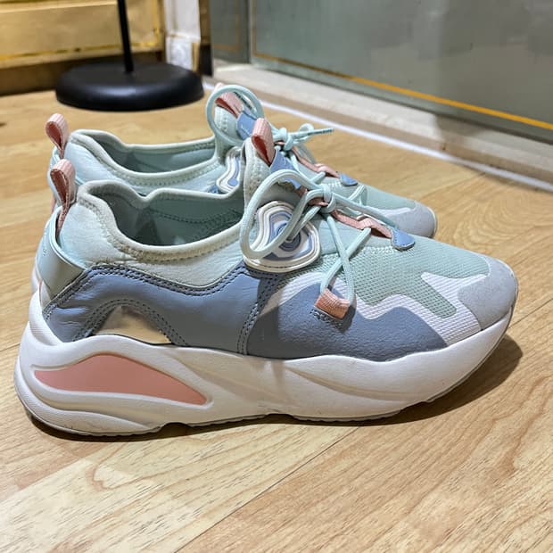 (245mm) 슈콤마보니 푸에고 스니커즈 (청하 착용)