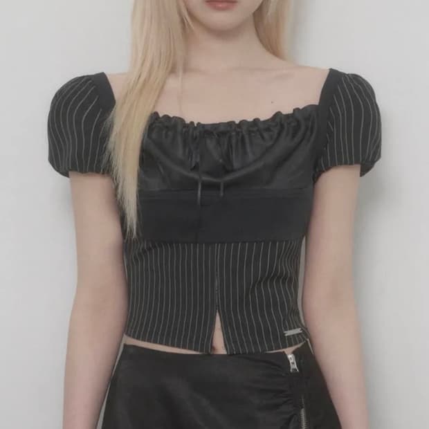 에트오소메 스트라이프 레이스 업 퍼프 탑 블랙