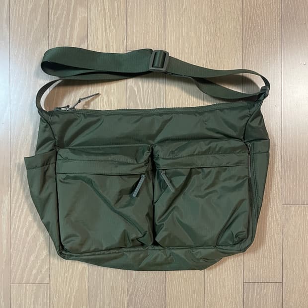 유니클로 멀티포켓숄더백 올리브