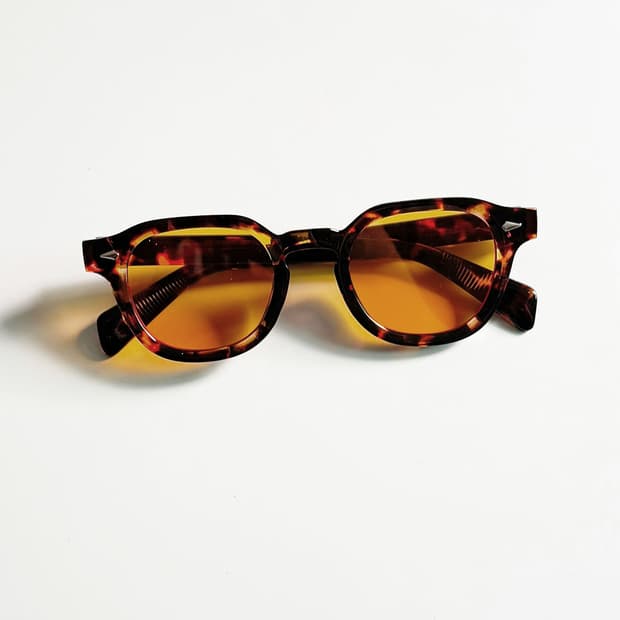 토터스쉘 볼드 스퀘어 프레임 빈티지 틴트 선글라스