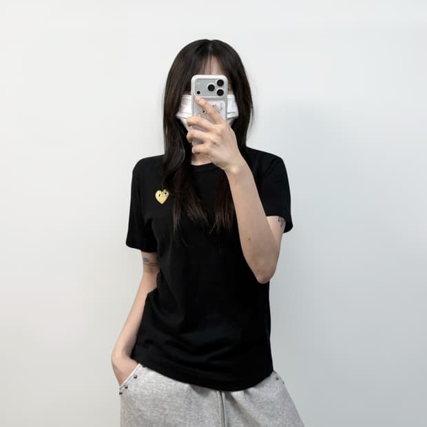 꼼데가르송 하트 골드 와펜 반팔티 블랙