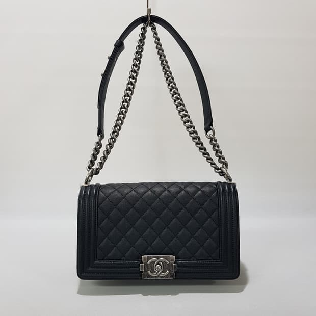 샤넬 보이백 미듐 블랙 캐비어 A67086