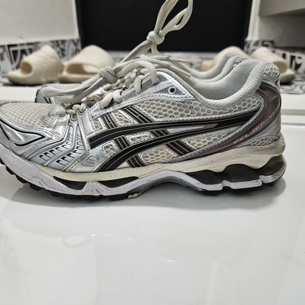 (235) 아식스 젤카야노14 크림블랙