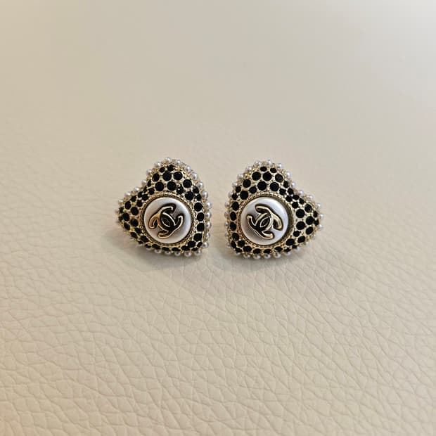 샤넬 큐빅하트 진주 블랙 귀걸이 업사이클링