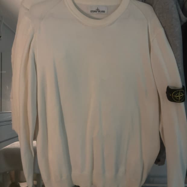 스톤아일랜드 맨투맨 크림색