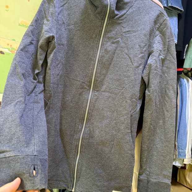 안냐세요 codes combine 95사이즈 슬림핏 집업 판매합니다.