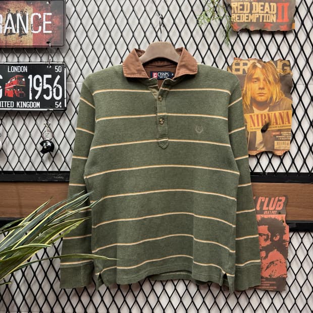 챕스 럭비 니트 PK 스트라이프 패턴 전면 로고 디테일 올리브