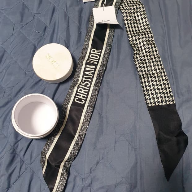 디올 스카프 정품