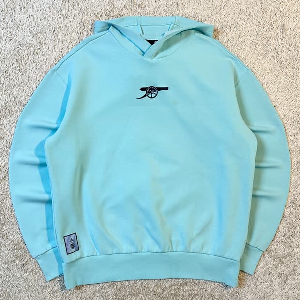 아디다스 아스날 자수로고 후드티 스카이블루