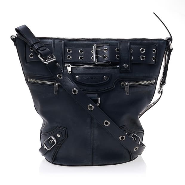 발렌시아가 워시드 카프스킨 Emo 버킷백 블랙