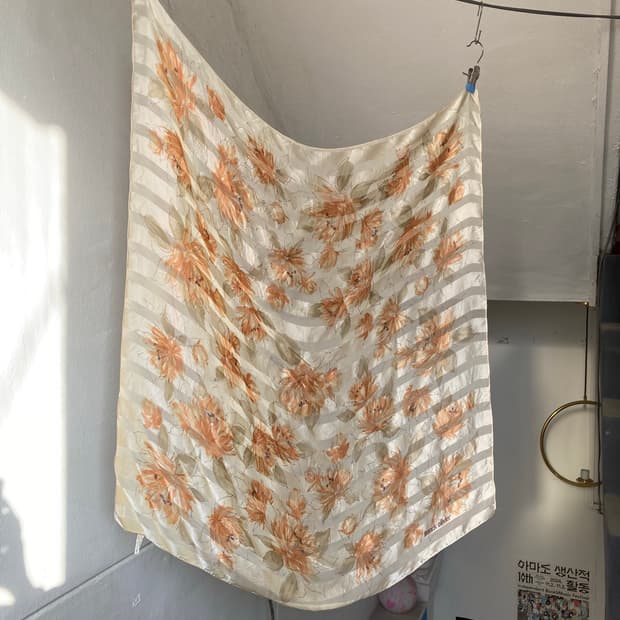 아이보리 플라워 패턴 스카프