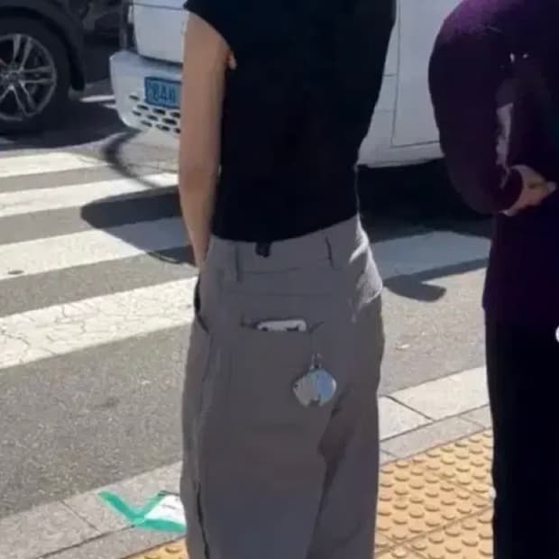suu 스마트어반유즈풀 클로버 머플러 h&m 그레이 카고바지 코디