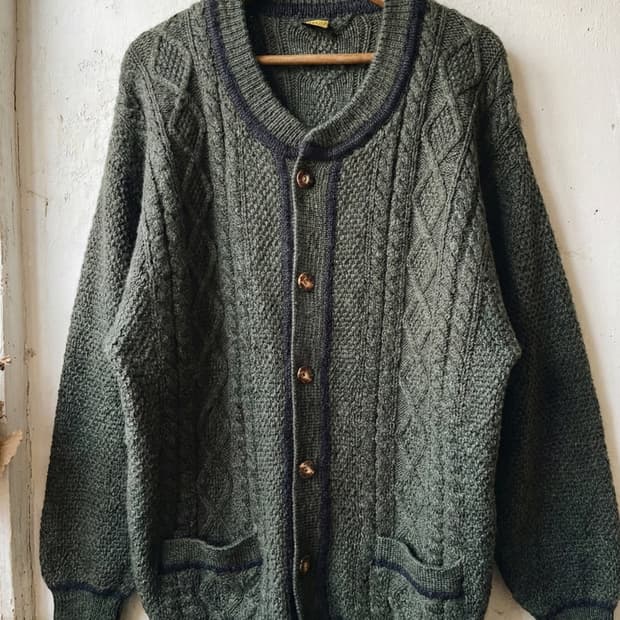 포레스트 그린 컬러에 티롤리안(Tyrolean) 가디건