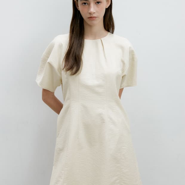 오떼뜨(octette) 볼륨 슬리브 미니 원피스 아이보리