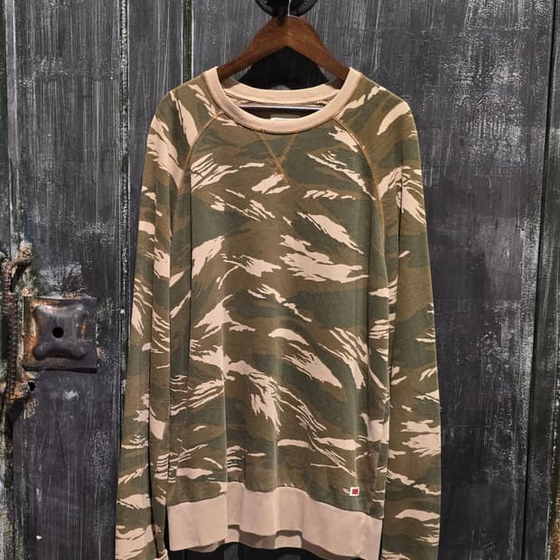 Camouflage Raglan Sleeve Sweatshirt