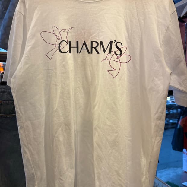 참스 x 뱀뱀 시그니처 로고 화이트 반팔 티셔츠