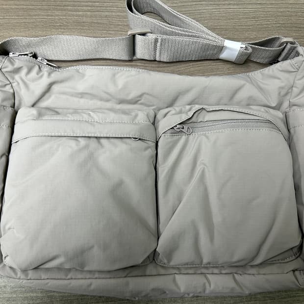 유니클로 멀티 퍼켓 숄더백 베이지