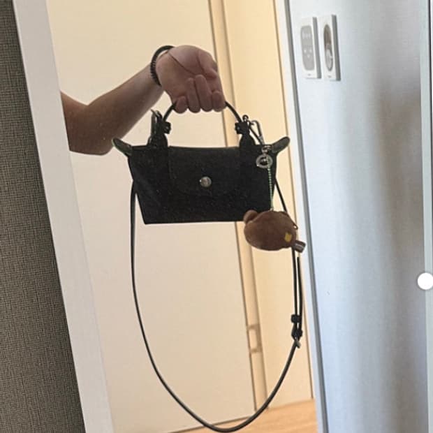 롱샴 르 플리아쥬 그린 핸들 파우치 블랙