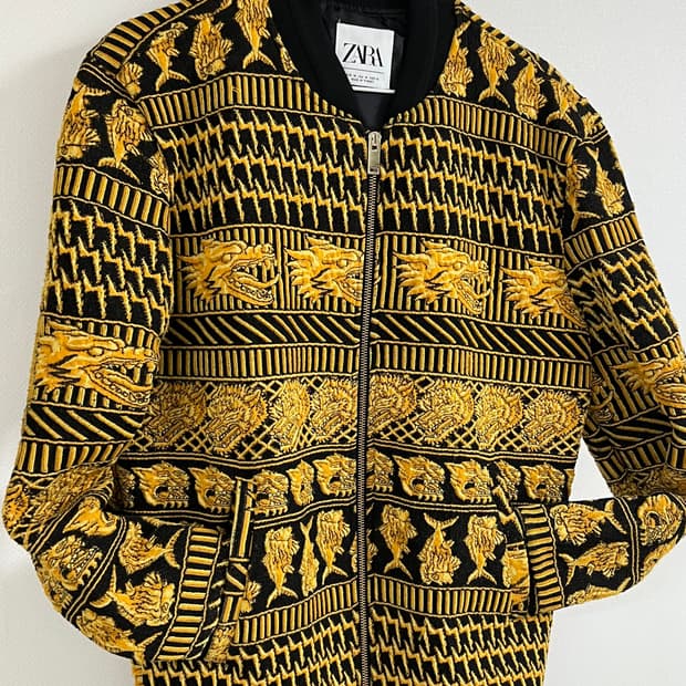 자라(Zara)의 블랙 앤 옐로우 드래곤 자수 봄버 재킷
