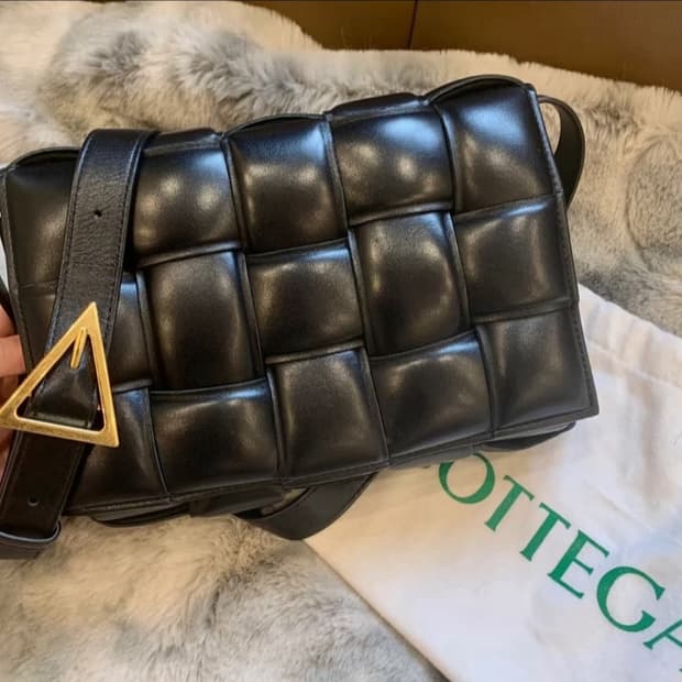 보테가 패딩 레더 카세트백 