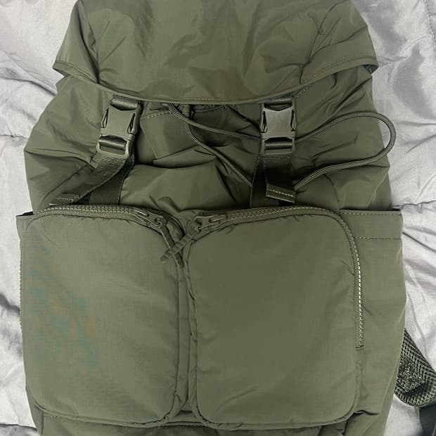 유니클로 백팩 카키