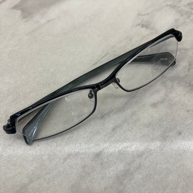 엠씨엠 MCM 블랙실버 소프트 스퀘어 와이어 메탈테 안경