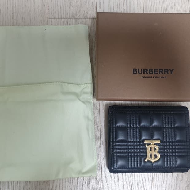 버버리 LOLA COMPACT WALLET (블랙)