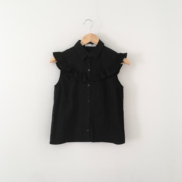 punching sleeveless blouse