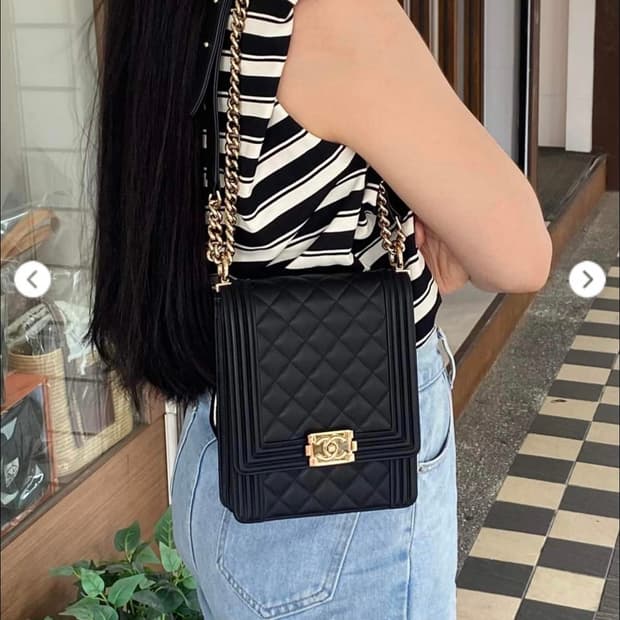 샤넬 보이 버티컬 플랩백 사첼백 캐비어 은장 29번대