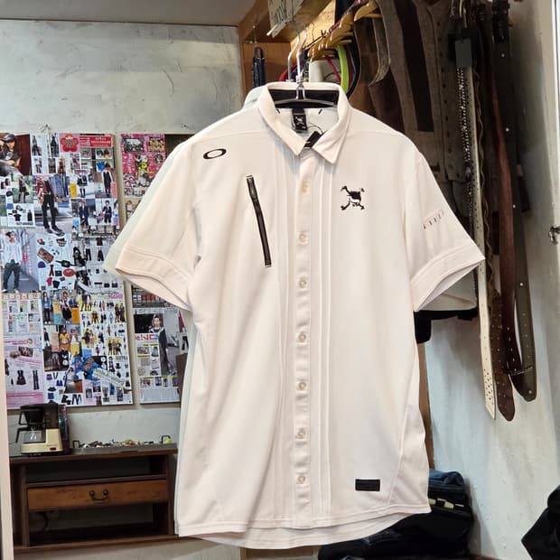 오클리 핀턱 스컬 자수 반팔 셔츠
