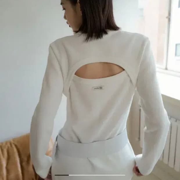 오버듀플레어 컷아웃 롱슬리브