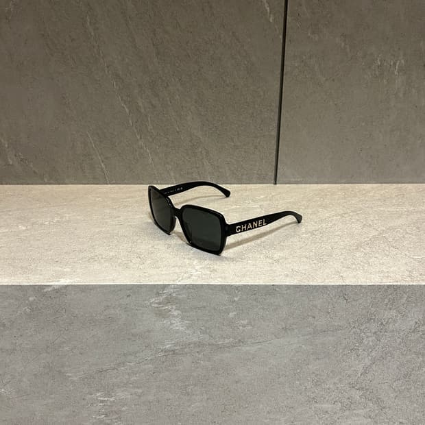 샤넬 골드 레터링 선글라스