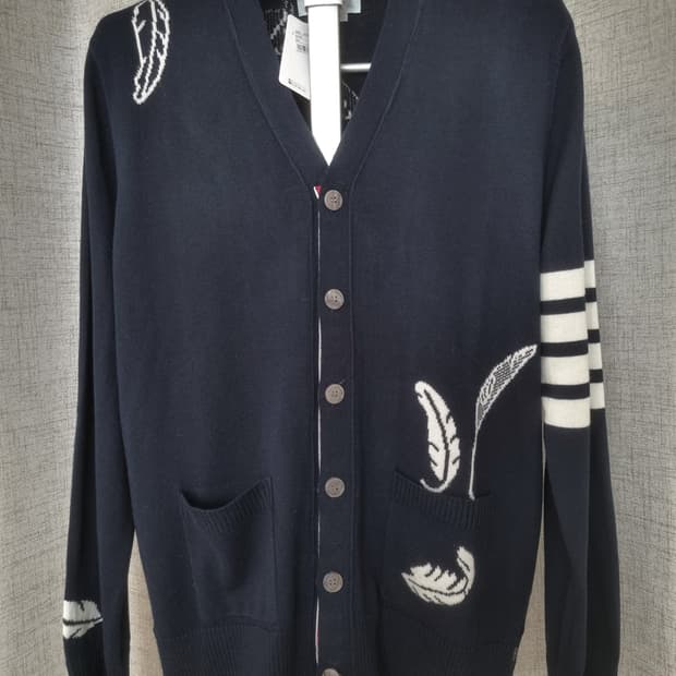 (새상품)톰브라운 패더 하이 브이넥 가디건 네이비/그레이