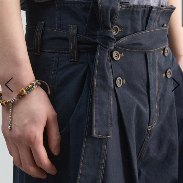 (32) 나아나나 피치 크랙 플리츠 벨티드 팬츠 - 네이비